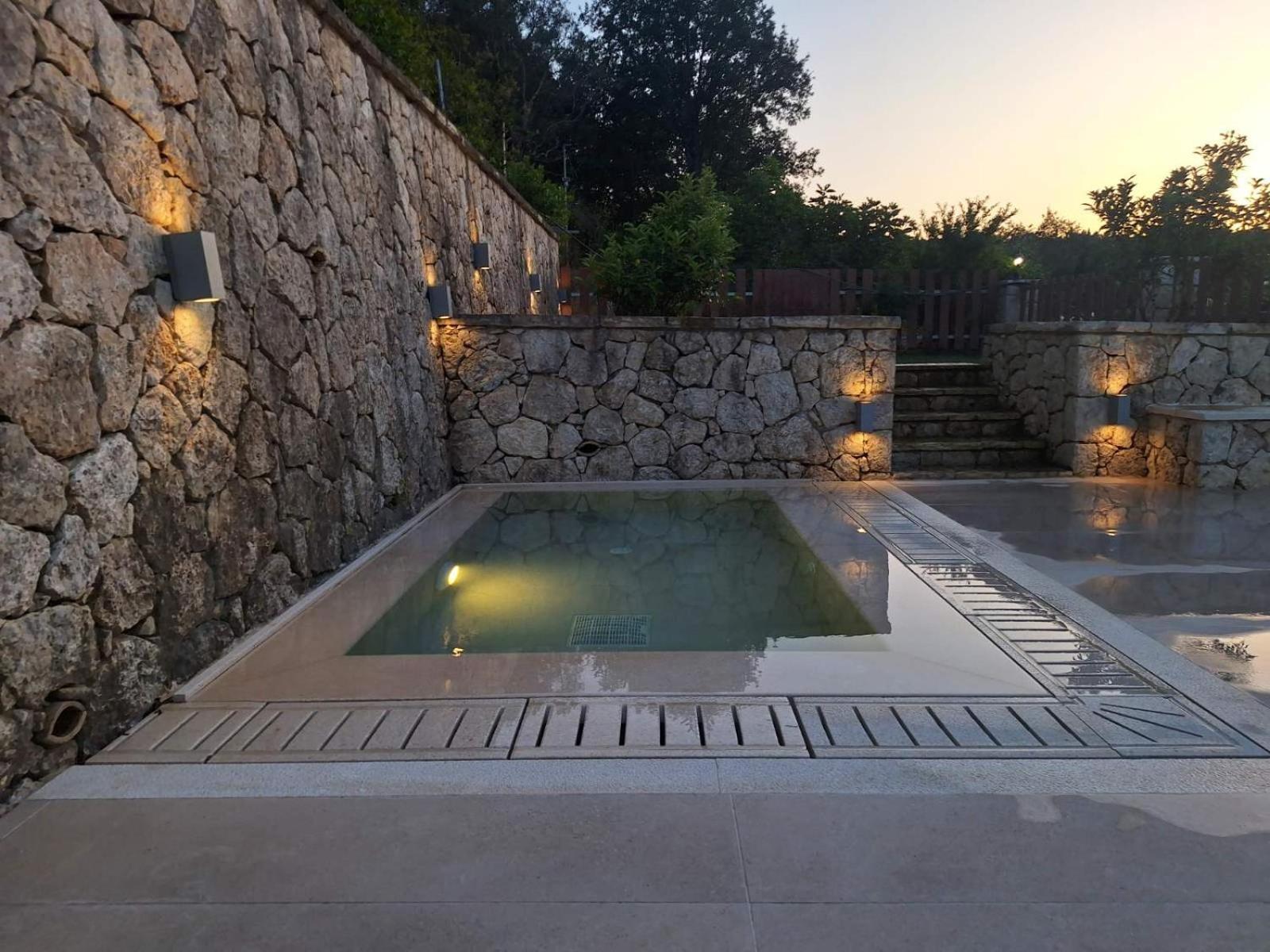 Luxury Breeze With Private Pools Vilă