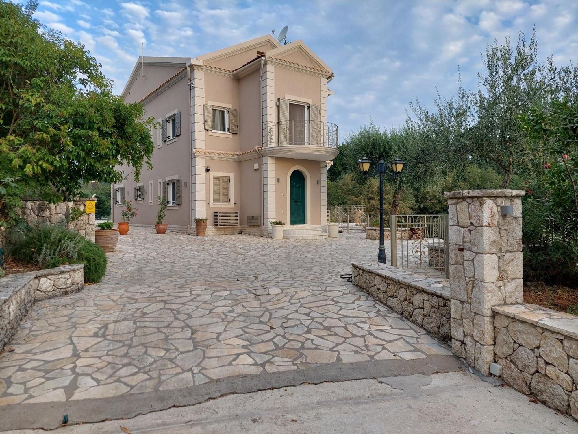Luxury Breeze With Private Pools * Dassia (Corfu)